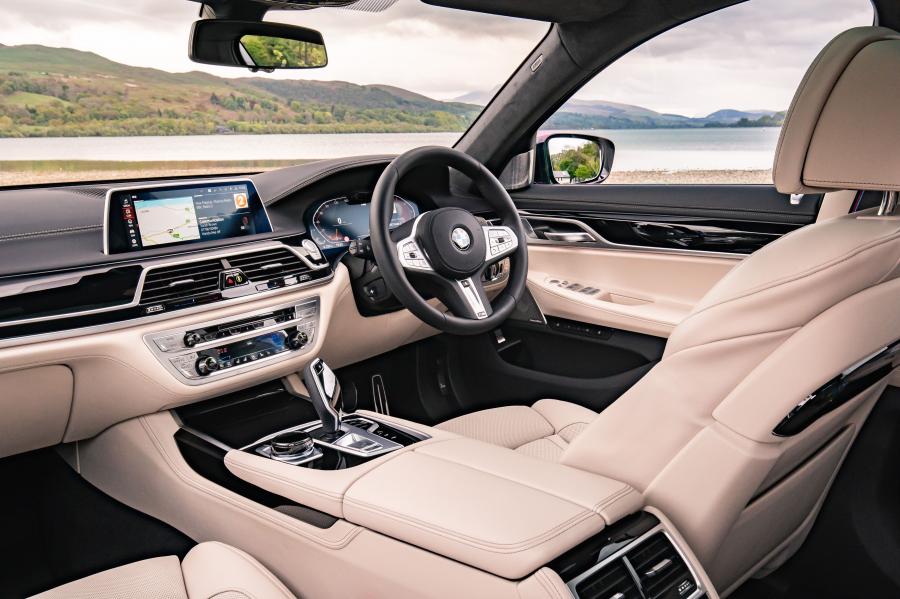 Интерьер BMW 750i xDrive M Sport (G11) 2019 года  (UK) (фото 23 из 34)